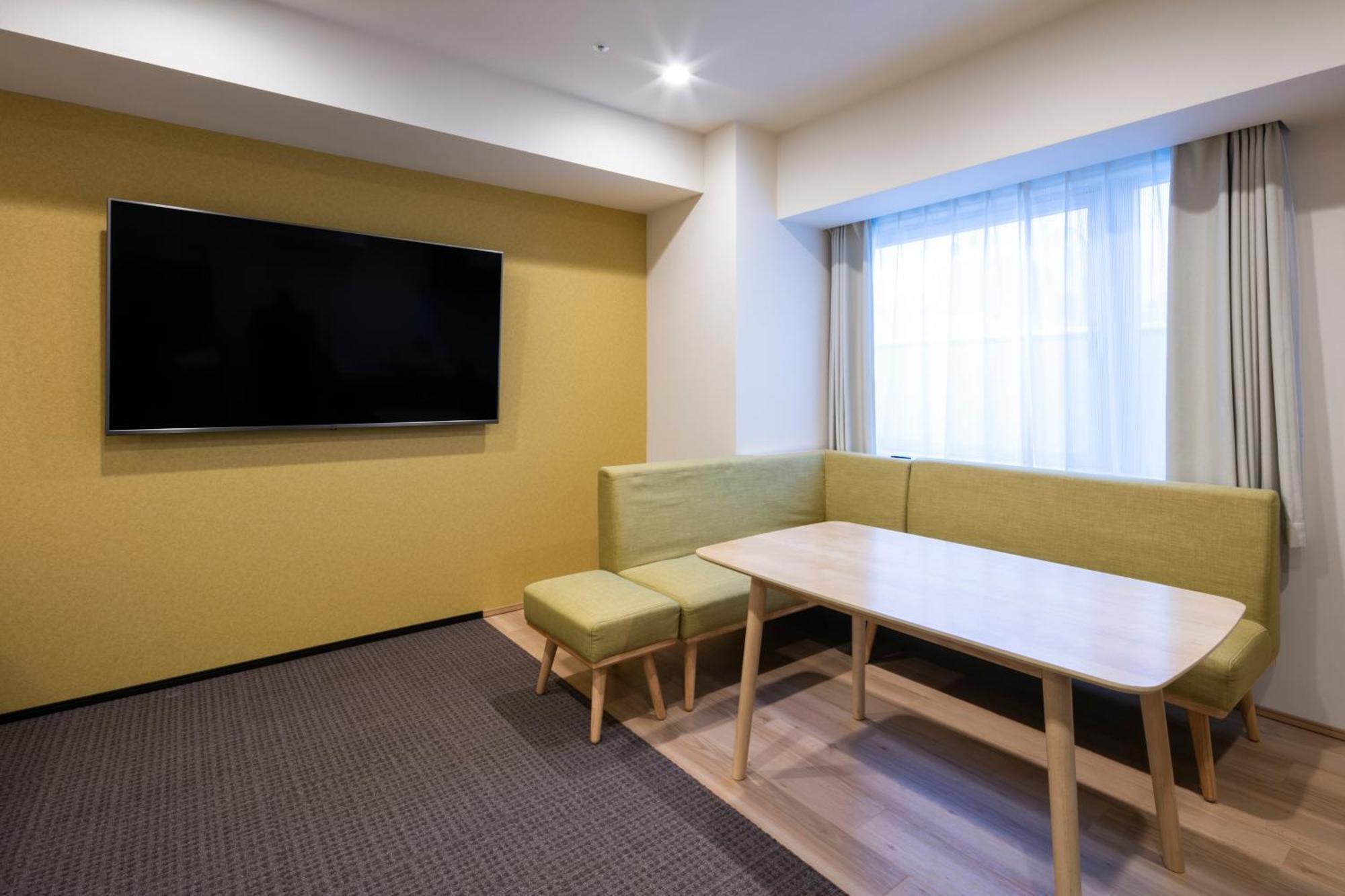 Randor Hotel Sapporo Suites Rum bild A living room at a typical apartment