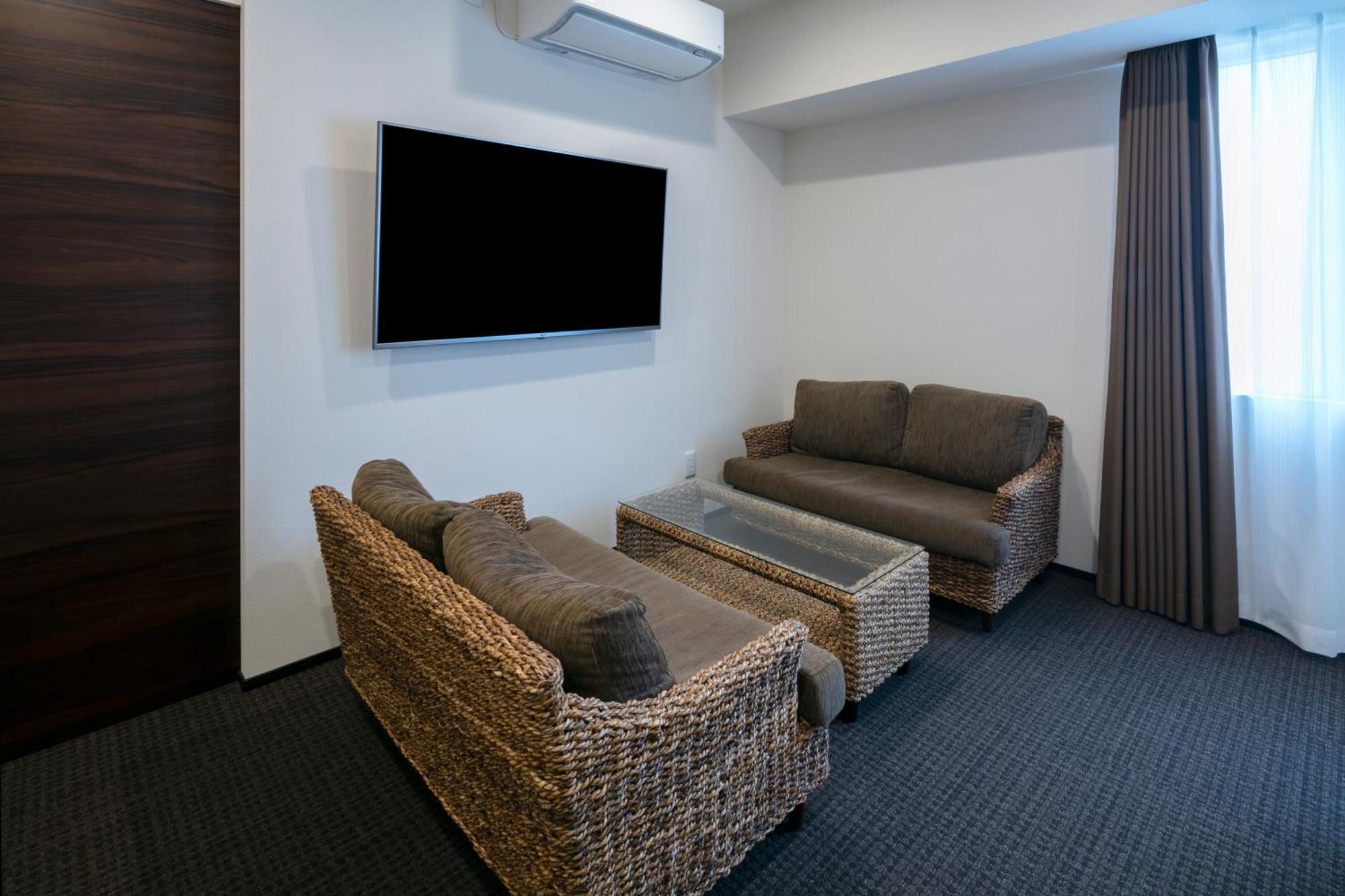 Randor Hotel Sapporo Suites Rum bild A living room with a television